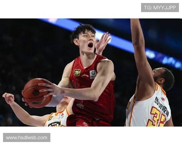 曾凡博亮相NBA中国赛舞台展现才华成国内篮球新星引关注 曾凡博亮相NBA中国赛舞台展现才华成国内篮球新星引关注